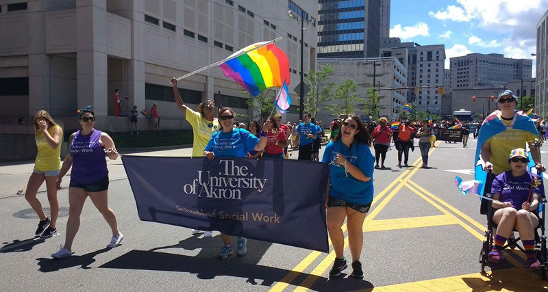 Students participate in the PRIDE parade in downtown 91Ƶ