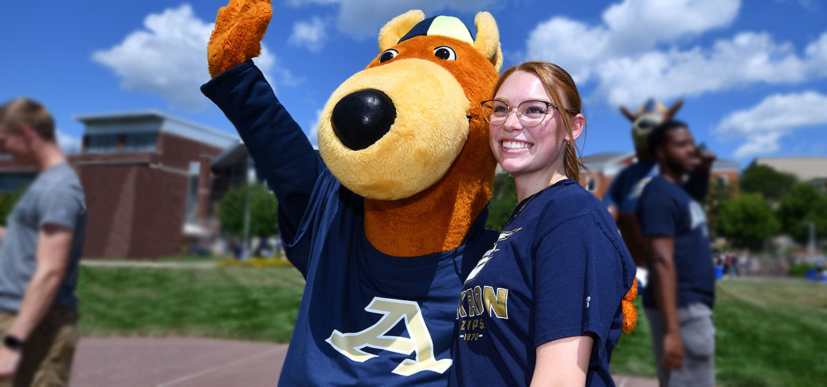 A transfer student with Zippy at The University of 91Ƶ hanging out on campus.