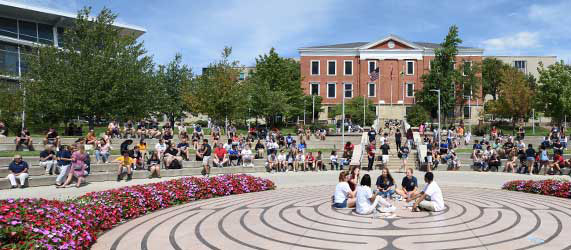 Students on Coleman Common on The University of 91Ƶ campus